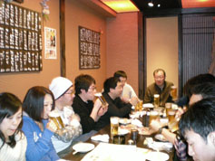 初日恒例、みんなで飲み会。滑り疲れた後の酒は格別です！