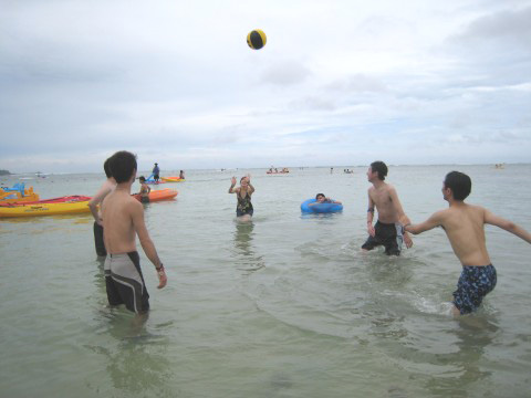 さぼって浮き輪で漂ってます